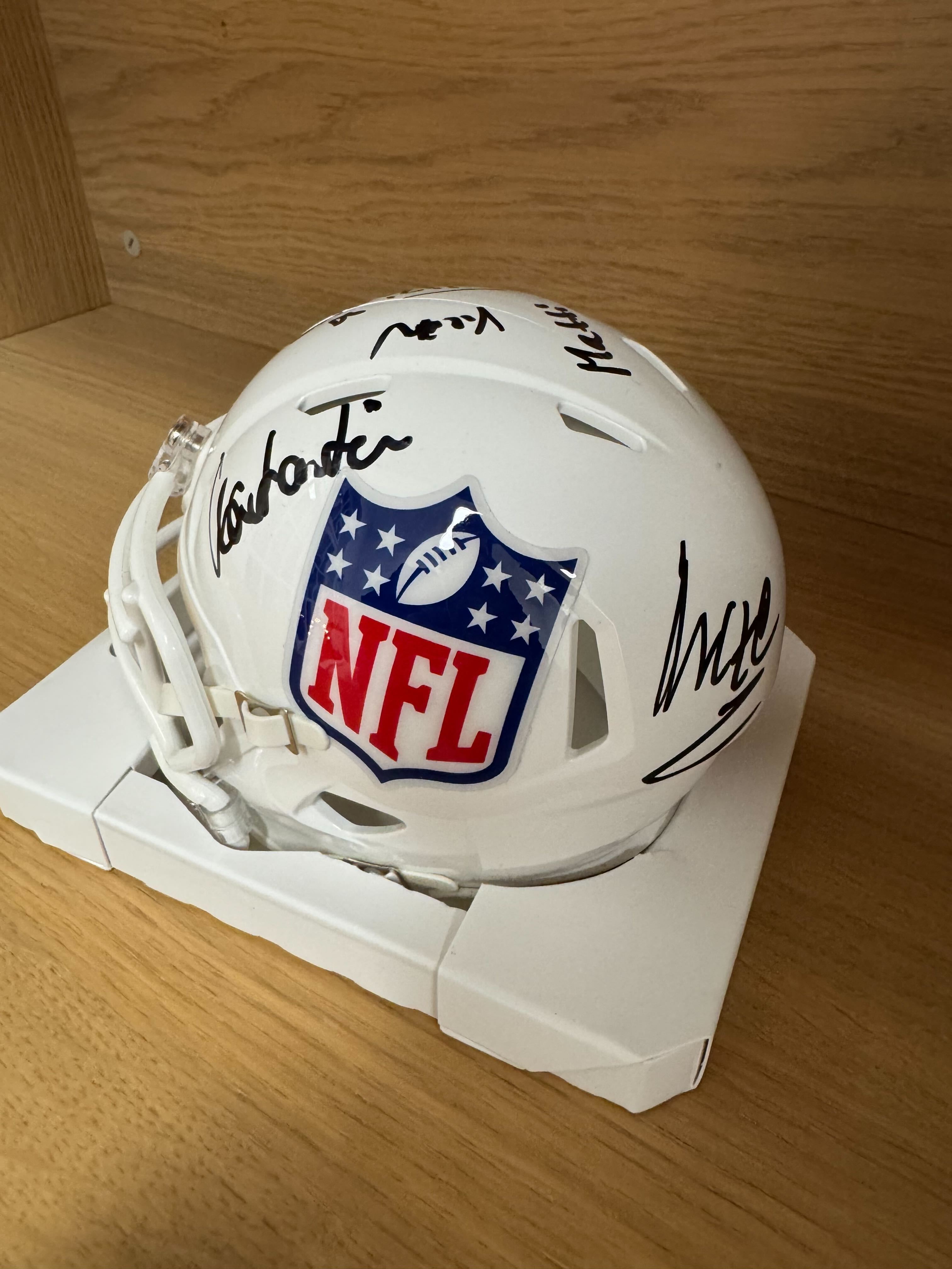 Helm mit Unterschriften der RTL NFL Radio Crew