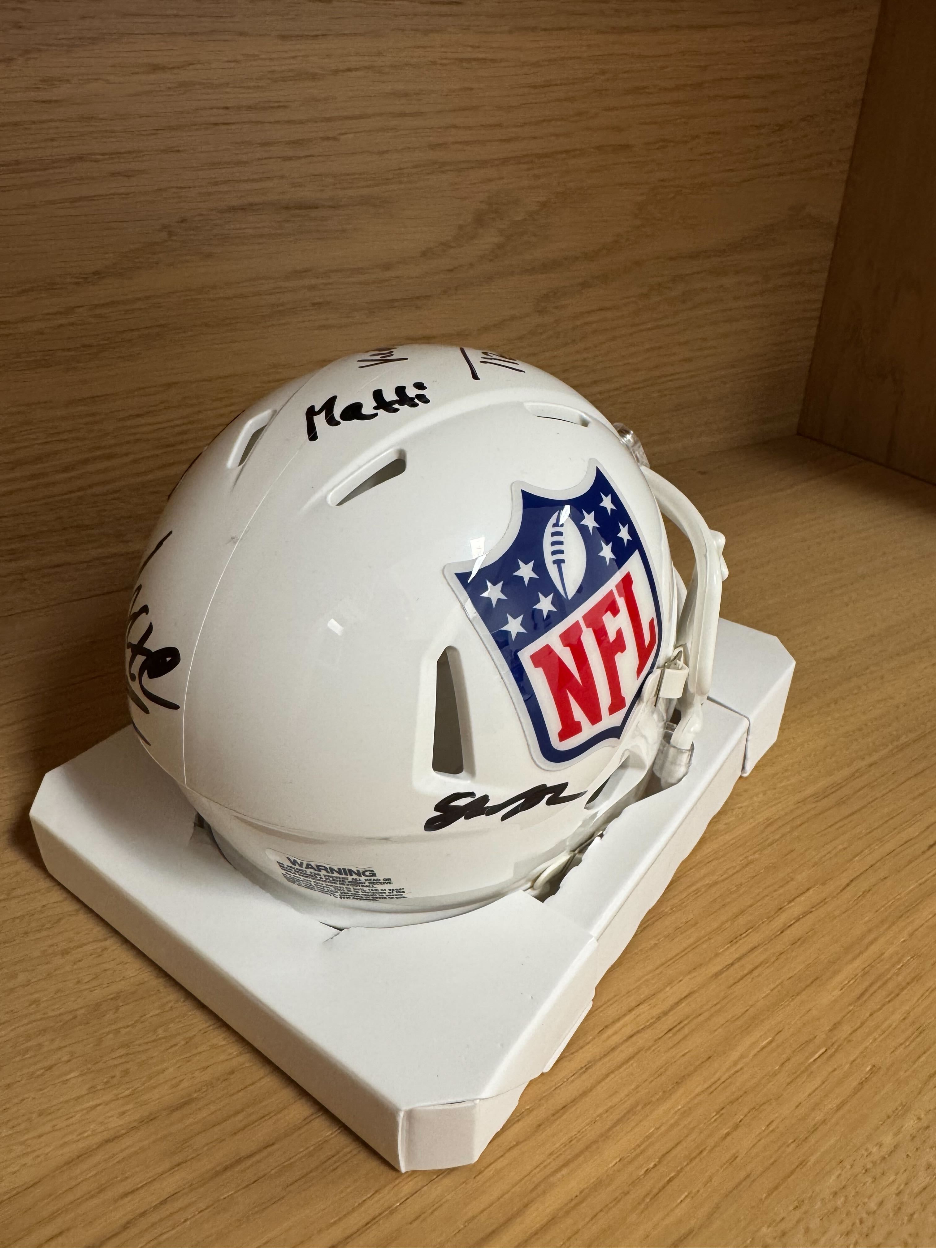 Helm mit Unterschriften der RTL NFL Radio Crew