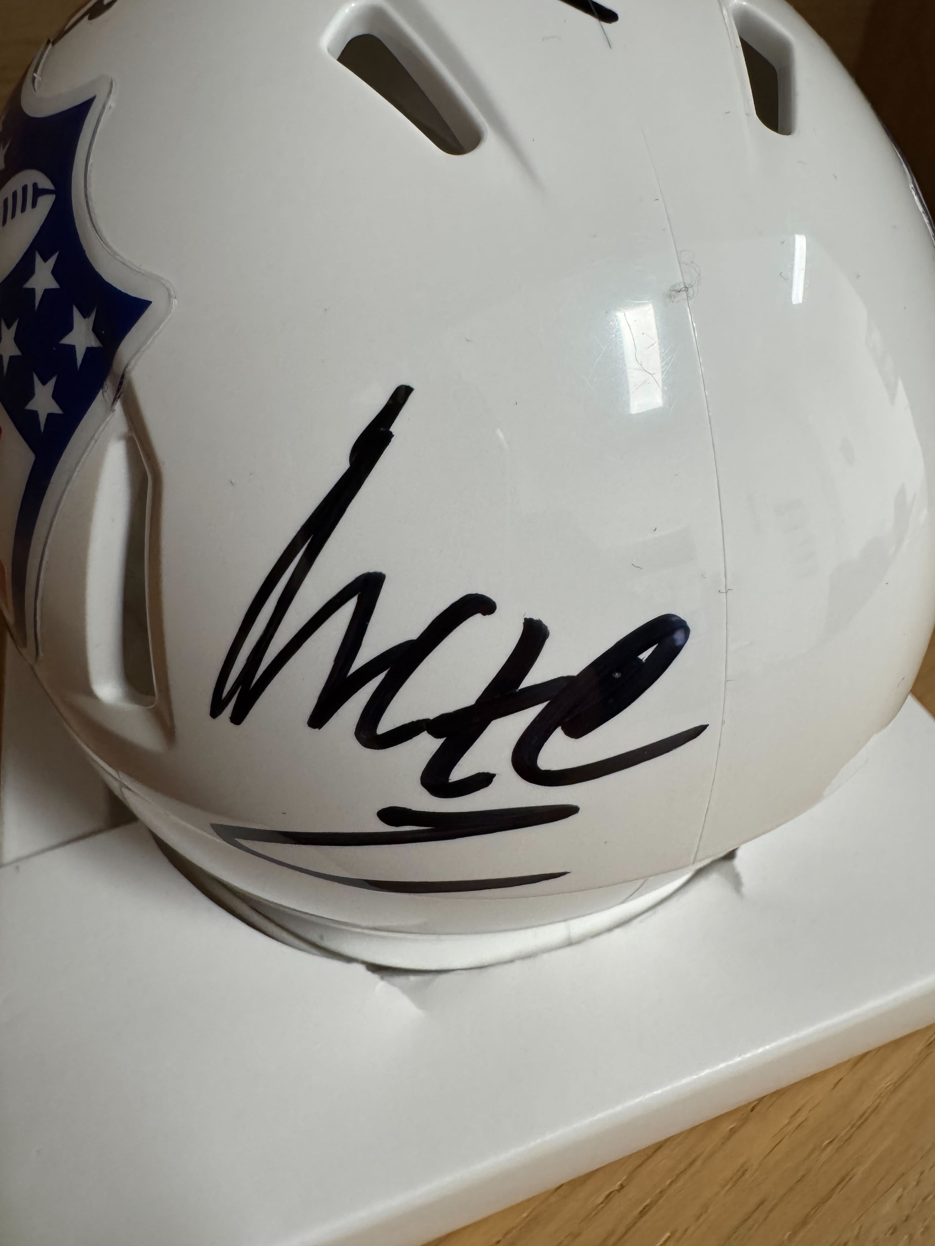 Helm mit Unterschriften der RTL NFL Radio Crew